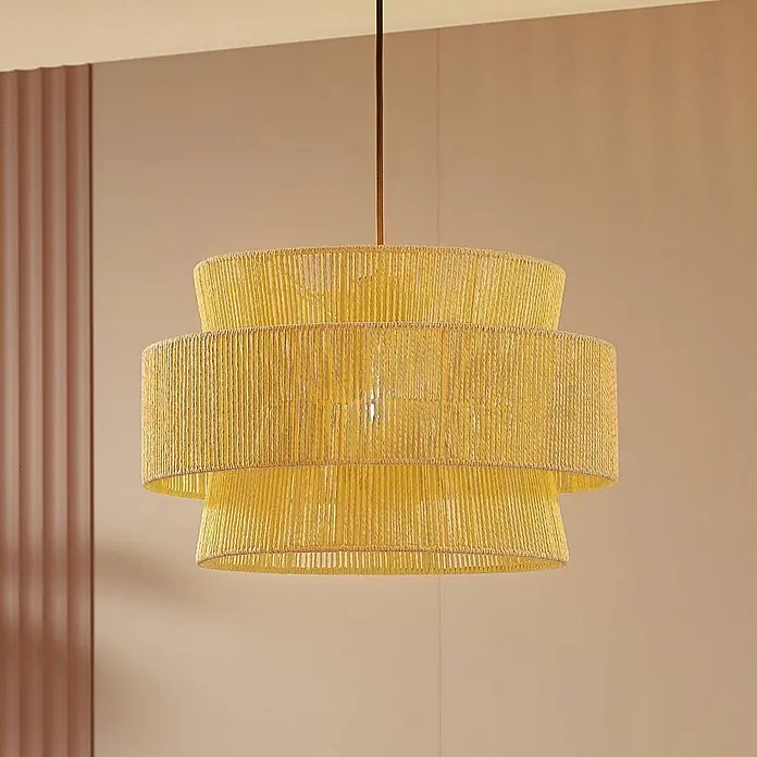 Lindby Pendelleuchte Anuva - L x B x H: 45 x 45 x 28 cm, Holz hell, natur, beige, E27 - Gelbe mehrstufige Pendelleuchte mit geflochtenem Schirm, in einem Raum hängend.