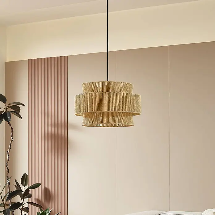 Lindby Pendelleuchte Anuva - L x B x H: 45 x 45 x 28 cm, Holz hell, natur, beige, E27 - Mehrstufige Pendelleuchte aus natürlichem Webmaterial, in einem Innenraum hängend.