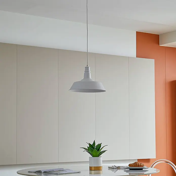 Lindby Pendelleuchte Laylan - weiß / opal, weiß, E27 - Hellgraue Hängelampe im Industriestil über einem modernen Küchen- oder Esstisch.