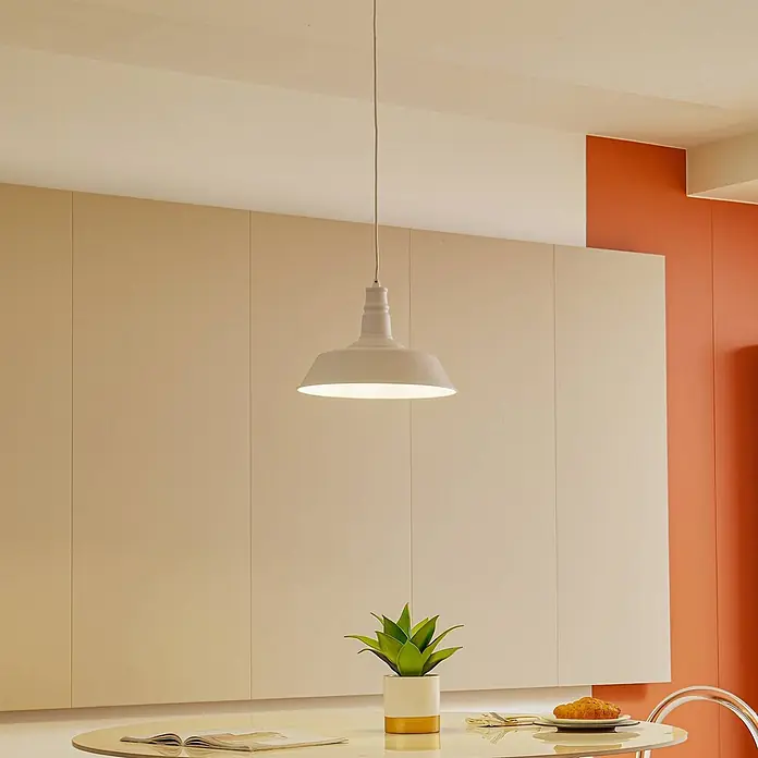 Lindby Pendelleuchte Laylan - weiß / opal, weiß, E27 - Weiße Pendelleuchte beleuchtet einen Tisch mit Pflanze und Essen.