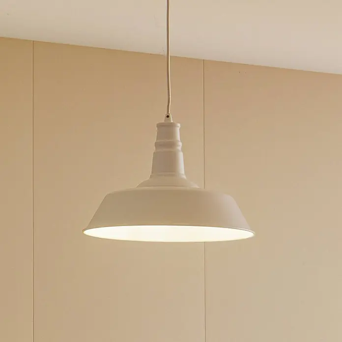 Lindby Pendelleuchte Laylan - weiß / opal, weiß, E27 - Weiße Pendelleuchte im Industriestil hängt von der Decke, beleuchtet.