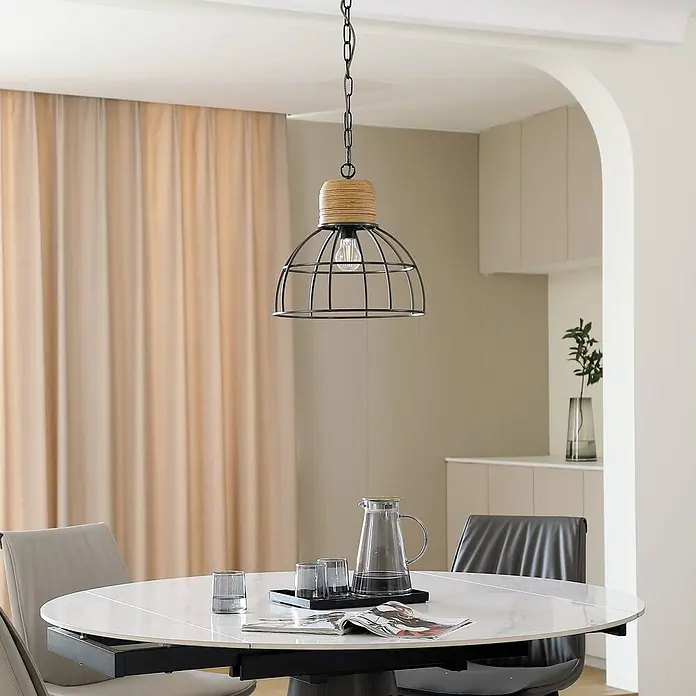 Lindby Pendelleuchte Arinthea - L x B x H: 35 x 35 x 20 cm, schwarz, Schwarz, holz hell, E27 - Eine Pendelleuchte mit schwarzem Metallkäfig und natürlichem Holzaufsatz hängt über einem weißen Esstisch.