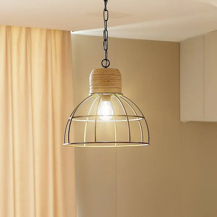 Lindby Pendelleuchte Arinthea - L x B x H: 35 x 35 x 20 cm, schwarz, Schwarz, holz hell, E27 - Pendelleuchte mit hellem Holzaufsatz und Metallkäfigschirm, die einen Raum beleuchtet.