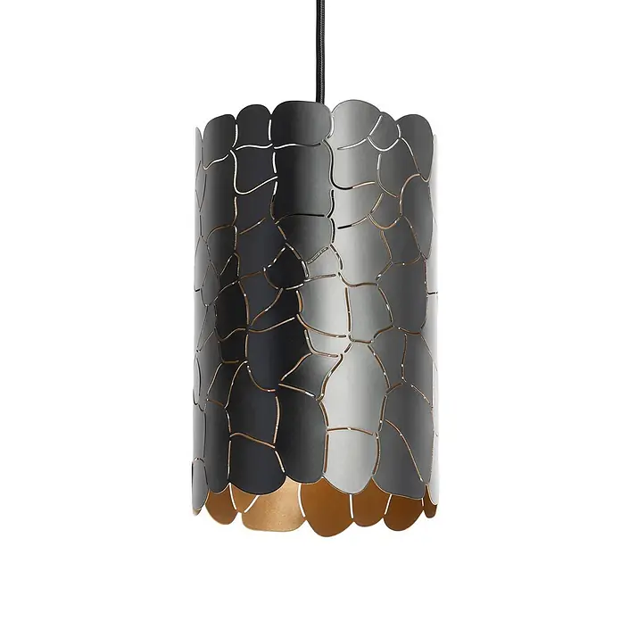 Lindby Pendelleuchte Aralena - L x B x H: 92 x 15 x 25 cm, schwarz, Schwarz, gold, E27 - Zylindrische Pendelleuchte mit Metallschirm in Grauverlauf mit Schuppenmuster und goldener Innenseite.