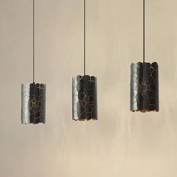 Lindby Pendelleuchte Aralena - L x B x H: 92 x 15 x 25 cm, schwarz, Schwarz, gold, E27 - Drei zylindrische Pendelleuchten mit dunklen Metallschirmen, gewellten Kanten und goldenem Innenleben, das durch organische Aussparungen scheint.