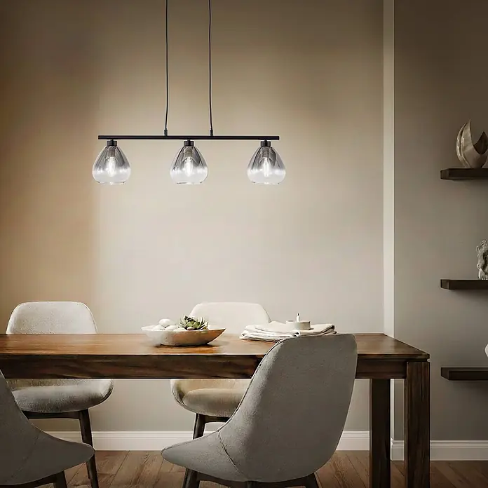 Lindby Pendelleuchte Pendura - L x B x H: 75 x 15 x 15 cm, alu / grau / zink, rauchgrau, Schwarz matt, E14 - Dreiflammige, lineare Pendelleuchte in Schwarz mit klaren Glasschirmen über einem Esstisch.