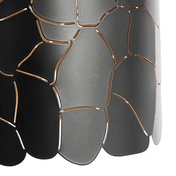 Lindby Pendelleuchte Aralena - L x B x H: 92 x 15 x 25 cm, schwarz, Schwarz, gold, E27 - Dunkelgraues gebogenes Metall mit goldenen Ausschnittmustern, eventuell ein Lampenschirm.