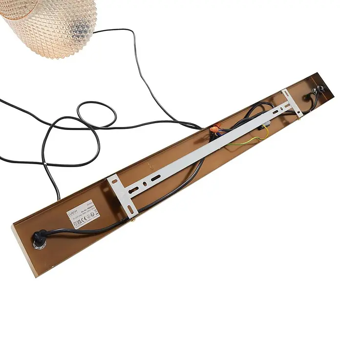 Lindby Pendelleuchte Drakar - L x B x H: 97 x 22 x 32 cm, creme / amber, amber, gold, E27 - Rückseite einer braunen Leuchtenbefestigung mit Halterung, Verkabelung und Etikett.