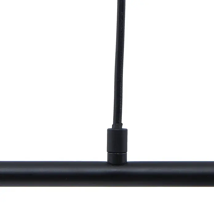 Lindby Pendelleuchte Pendura - L x B x H: 75 x 15 x 15 cm, alu / grau / zink, rauchgrau, Schwarz matt, E14 - Ein schwarzes Stromkabel ist mit einem mattschwarzen horizontalen Rohr verbunden, möglicherweise für eine Beleuchtung.