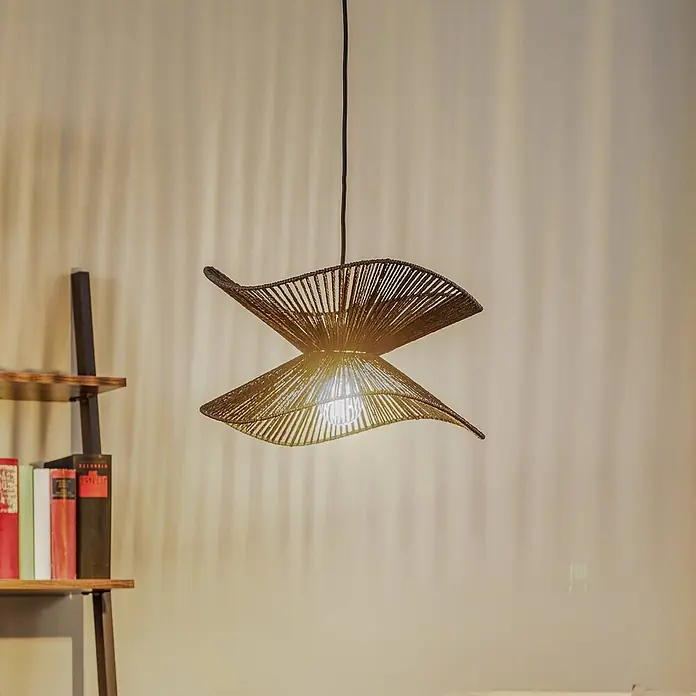 Lindby Pendelleuchte Valdorin - L x B x H: 40 x 40 x 26 cm, schwarz, Schwarz, E27 - Gewebte braune Pendelleuchte mit einzigartigem wellenförmigem, geschichtetem Schirm, hängend beleuchtet.