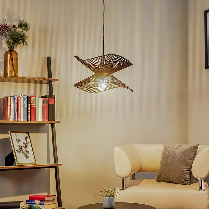 Lindby Pendelleuchte Valdorin - L x B x H: 40 x 40 x 26 cm, schwarz, Schwarz, E27 - Geschwungene Hängeleuchte aus geflochtenem Material, beleuchtet in einem gemütlichen Wohnzimmer.
