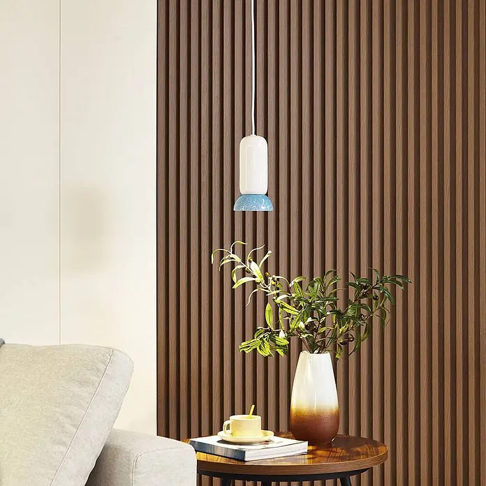 Lindby Pendelleuchte Kerimi - weiß / opal, weiß, Blau, GU10 - Zylindrische Pendelleuchte in Weiß und Blau, über einem Beistelltisch im modernen Wohnzimmer.