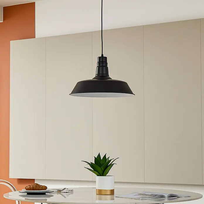 Lindby Pendelleuchte Laylan - L x B x H: 46 x 46 x 10,5 cm, schwarz, Schwarz, weiß, E27 - Schwarze Pendelleuchte im Industriestil mit weißer Innenseite, die über einem Esstisch in einer modernen Küche hängt.