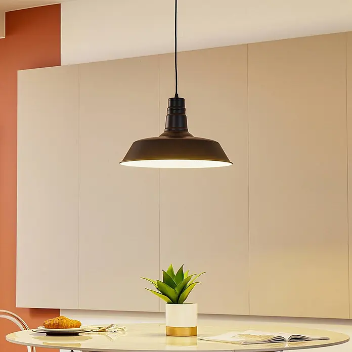 Lindby Pendelleuchte Laylan - L x B x H: 46 x 46 x 10,5 cm, schwarz, Schwarz, weiß, E27 - Matte schwarze Industrial-Pendelleuchte über einem runden Esstisch.