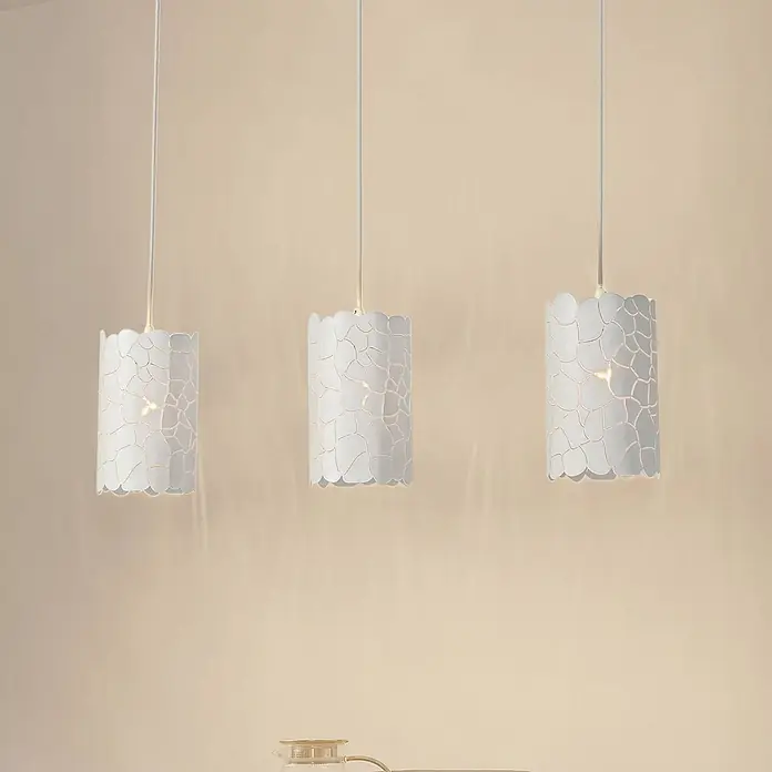 Lindby Pendelleuchte Aralena - weiß / opal, weiß, E27 - Drei weiße zylindrische Pendelleuchten mit gewellten Rändern und rissartigem Muster, die sanft leuchten.