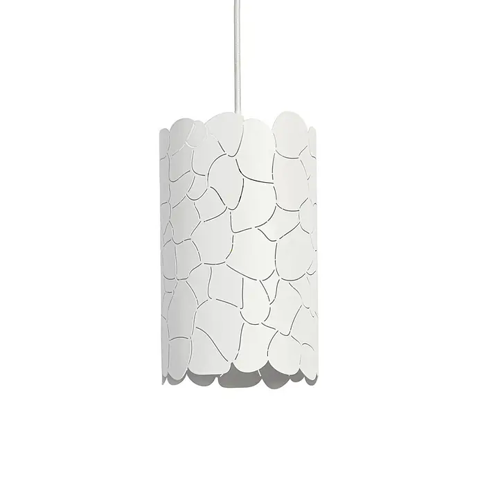 Lindby Pendelleuchte Aralena - weiß / opal, weiß, E27 - Weißer zylindrischer Pendelleuchtenschirm mit Wellenkanten und unregelmäßigem Ausschnittmuster, an weißem Kabel hängend.