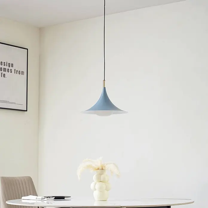 Lindby Pendelleuchte Jarl - L x B x H: 35 x 35 x 23 cm, blau, Blau, G9 - Hellblaue glockenförmige Pendelleuchte mit Goldakzent über einem Tisch in modernem Interieur.