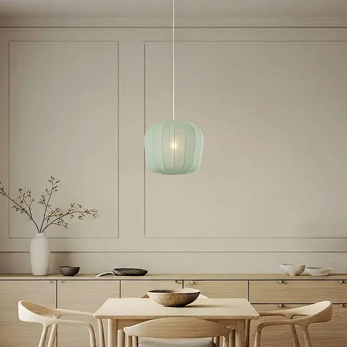 Lindby Pendelleuchte Helin - L x B x H: 35 x 35 x 30 cm, blau, Blau, E27 - Hellgrüne gerippte Pendelleuchte hängt über einem Holzesstisch.
