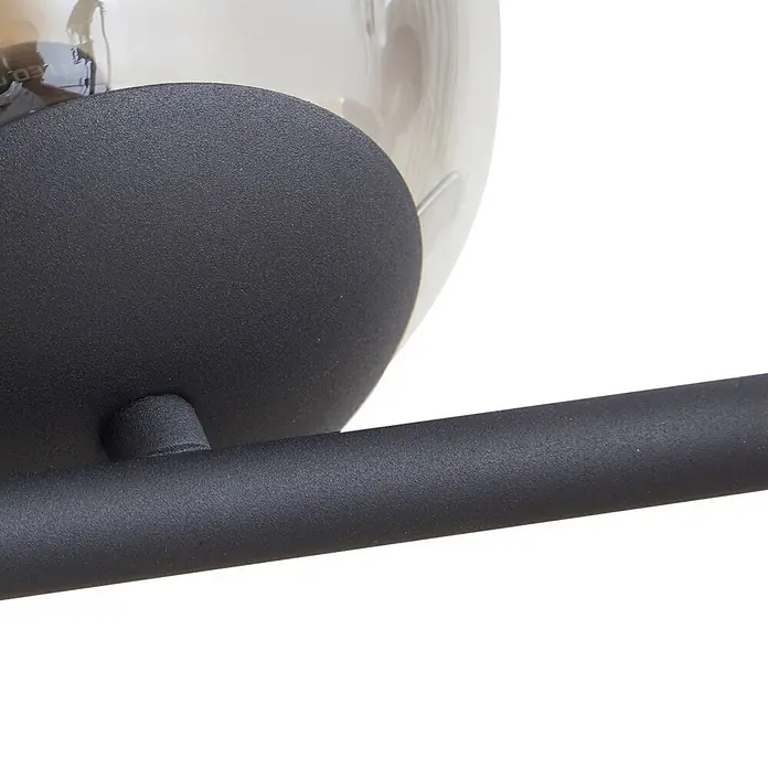 Lindby Pendelleuchte Isamer - alu / grau / zink, Schwarz, rauchgrau, amber, E14 - Schwarzes, matt texturiertes Metallteil einer Leuchte mit Scheibe und Stange, teilweise eine rauchige Glasschirm enthüllend.