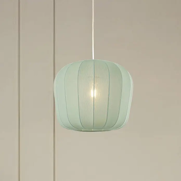 Lindby Pendelleuchte Helin - L x B x H: 35 x 35 x 30 cm, blau, Blau, E27 - Beleuchtete hellgrüne gerippte Stoff-Pendelleuchte, hängend.