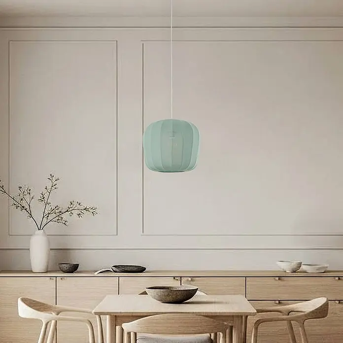 Lindby Pendelleuchte Helin - L x B x H: 35 x 35 x 30 cm, blau, Blau, E27 - Hellgrüne gerippte Pendelleuchte hängt über einem Esstisch in einem modernen Raum.