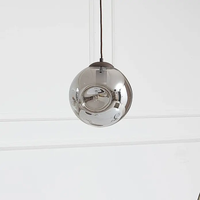 Lindby Pendelleuchte Valentina - alu / grau / zink, rauchgrau, kaffee, E27 - Kugelförmige Pendelleuchte mit rauchigem Spiegelschirm, an brauner Schnur hängend.