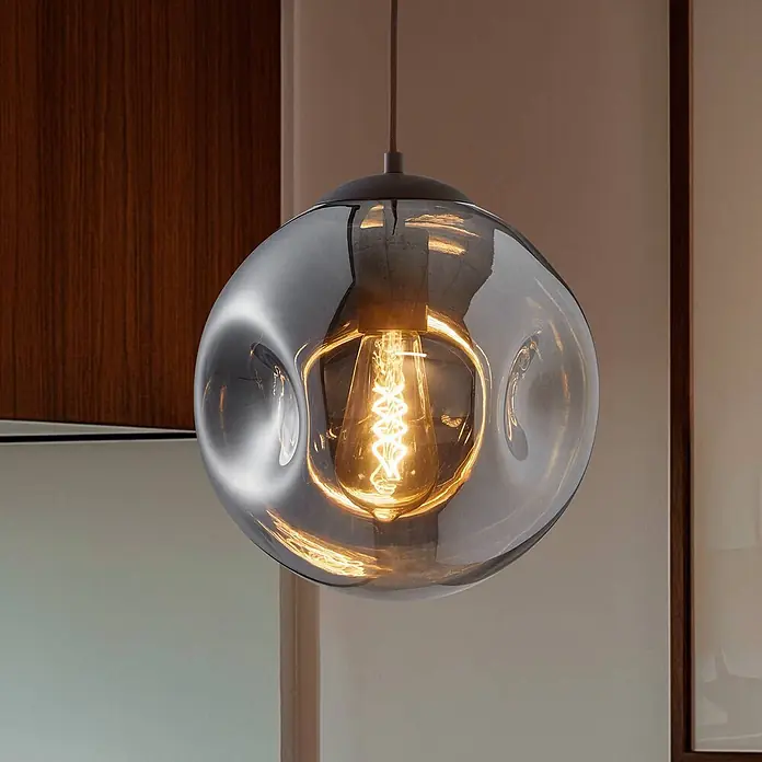 Lindby Pendelleuchte Valentina - alu / grau / zink, rauchgrau, kaffee, E27 - Moderne Hängelampe mit rauchfarbenem Glasschirm und beleuchteter Spiralfadenlampe, elegant im Raum hängend.