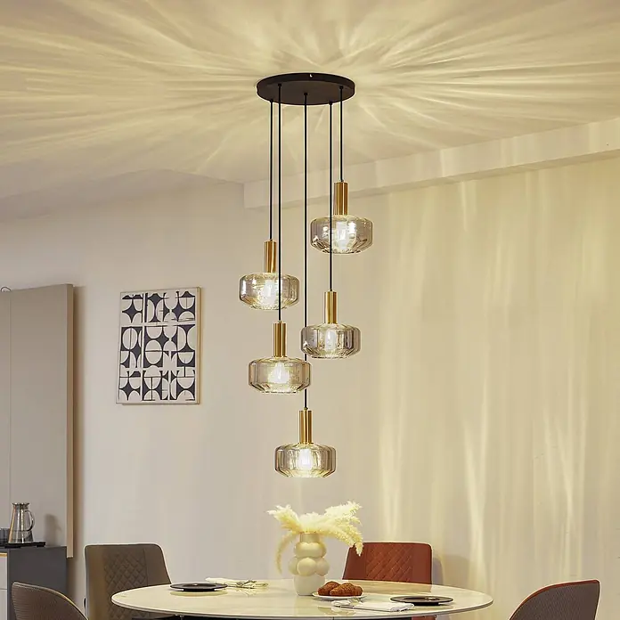 Lindby Pendelleuchte Hildur - L x B x H: 51,2 x 35 x 11,8 cm, alu / grau / zink, rauchgrau, messing, E27 - Fünfflammige Pendelleuchte mit goldenen Metallakzenten und geriffelten Klarglasschirmen über einem Essbereich.