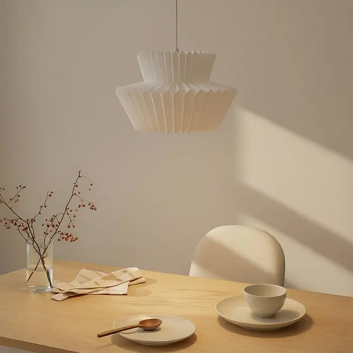 Lindby Pendelleuchte Magali - L x B x H: 45 x 45 x 25 cm, weiß / opal, weiß, E27 - Weiße gefaltete Papier-Pendelleuchte über einem Holztisch in warmer, minimalistischer Umgebung.