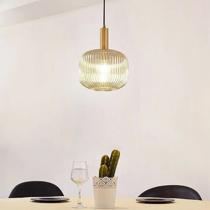 Lindby Pendelleuchte Doroteo - L x B x H: 25 x 25 x 8,5 cm, alu / grau / zink, rauchgrau, gold, E27 - Gerippte Glas-Pendelleuchte mit Messingfassung, beleuchtet über einem Esstisch hängend.