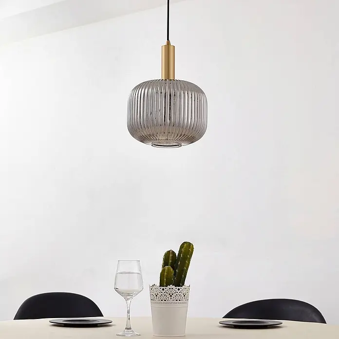 Lindby Pendelleuchte Doroteo - L x B x H: 25 x 25 x 8,5 cm, alu / grau / zink, rauchgrau, gold, E27 - Gerippte Hängelampe aus rauchgrauem Glas mit Messingakzent über einem Esstisch.