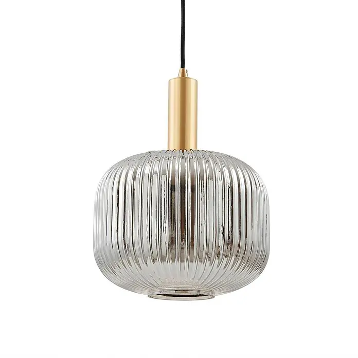 Lindby Pendelleuchte Doroteo - L x B x H: 25 x 25 x 8,5 cm, alu / grau / zink, rauchgrau, gold, E27 - Pendelleuchte mit geripptem Glasschirm und messingfarbener Fassung, an einem schwarzen Kabel hängend.