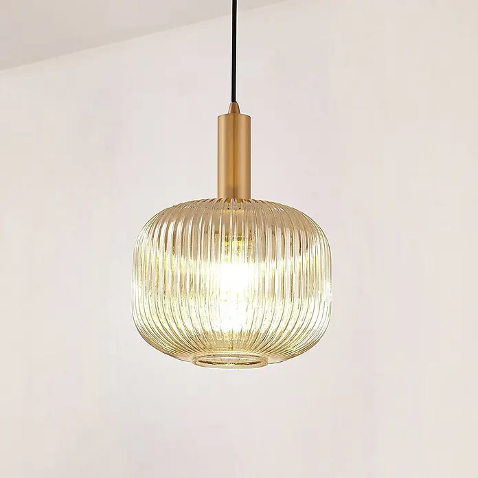 Lindby Pendelleuchte Doroteo - L x B x H: 25 x 25 x 8,5 cm, alu / grau / zink, rauchgrau, gold, E27 - Bernstein gerippte Glas-Pendelleuchte mit Messingfassung, die ein warmes Licht abgibt.