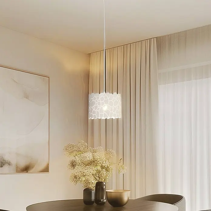 Lindby Pendelleuchte Aralena - weiß / opal, weiß, E27 - Weiße Pendelleuchte mit Mosaikmuster, von der Decke hängend, beleuchtet einen Essbereich.