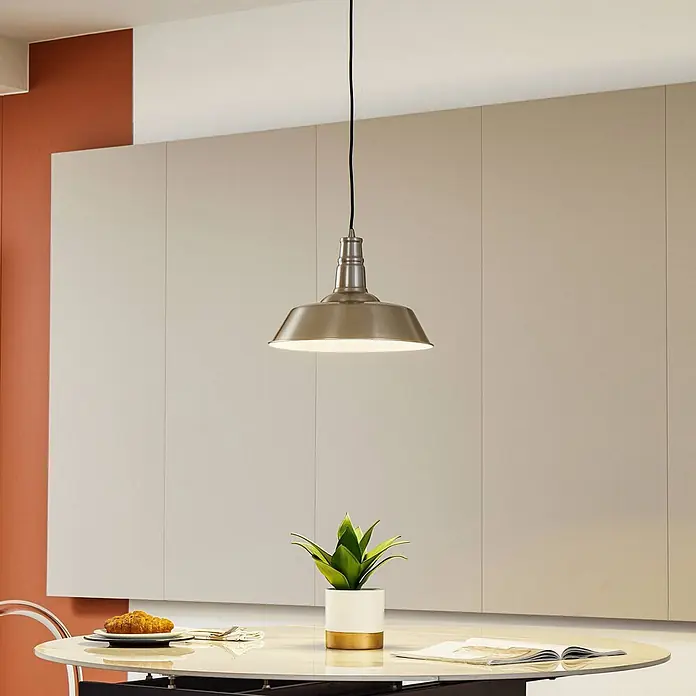 Lindby Pendelleuchte Laylan - alu / grau / zink, nickel, weiß, E27 - Hängelampe aus satiniertem Nickel im Kuppeldesign über einem Esstisch, der die Oberfläche beleuchtet.