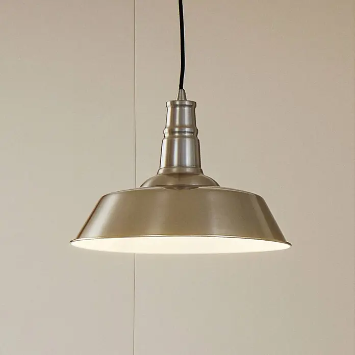 Lindby Pendelleuchte Laylan - alu / grau / zink, nickel, weiß, E27 - Beleuchtete Pendelleuchte aus gebürstetem Metall mit breitem, industriellem Schirm, an schwarzer Schnur hängend.