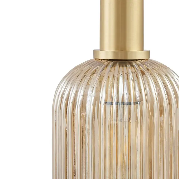 Lindby Pendelleuchte Doroteo - L x B x H: 52 x 52 x 18 cm, alu / grau / zink, rauchgrau, E27 - Nahaufnahme einer Lampe mit Messingaufsatz und geriffelter, bernsteinfarbener Glasschirm.