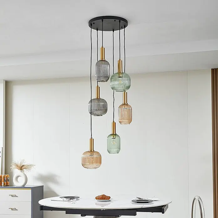 Lindby Pendelleuchte Doroteo - L x B x H: 52 x 52 x 18 cm, alu / grau / zink, rauchgrau, E27 - Mehrflammige Pendelleuchte mit gerippten Glasschirmen in Grau, Grün und Bernstein, mit Messingakzenten, über einem Esstisch hängend.