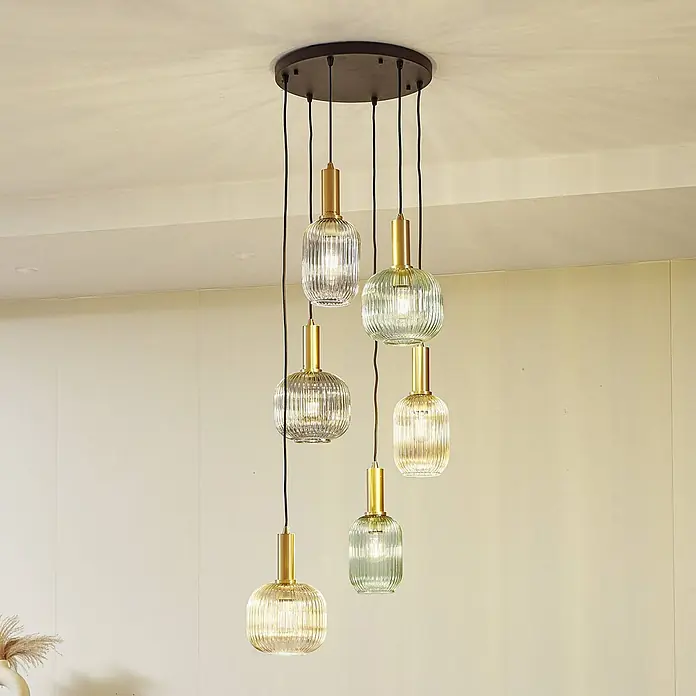 Lindby Pendelleuchte Doroteo - L x B x H: 52 x 52 x 18 cm, alu / grau / zink, rauchgrau, E27 - Mehrflammige Pendelleuchte mit sechs gerippten Glasschirmen in Klar, Bernstein und Hellgrün, mit Messingfassungen, hängt von dunkler Deckenplatte.