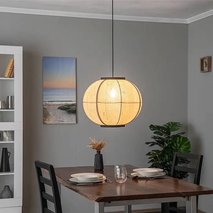 Lindby Pendelleuchte Aurinil - L x B x H: 48 x 48 x 40 cm, Holz hell, holz hell, Schwarz, E27 - Runde Pendelleuchte mit Naturfaserschirm und dunklem Rahmen, beleuchtet einen Esstisch.