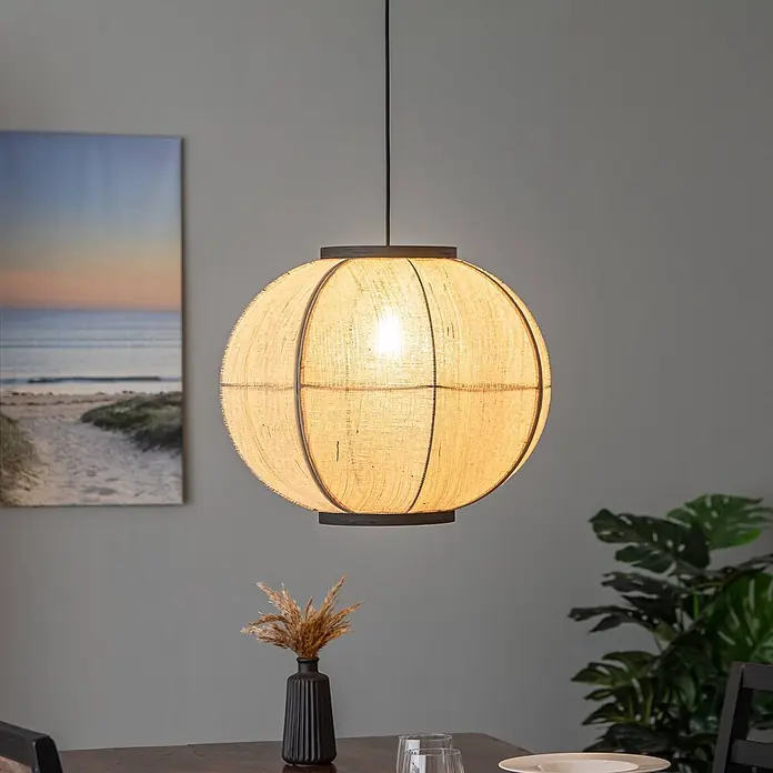Lindby Pendelleuchte Aurinil - L x B x H: 48 x 48 x 40 cm, Holz hell, holz hell, Schwarz, E27 - Kugelförmige Pendelleuchte mit hellem Textilschirm und dunklem Rahmen über einem Esstisch hängend.