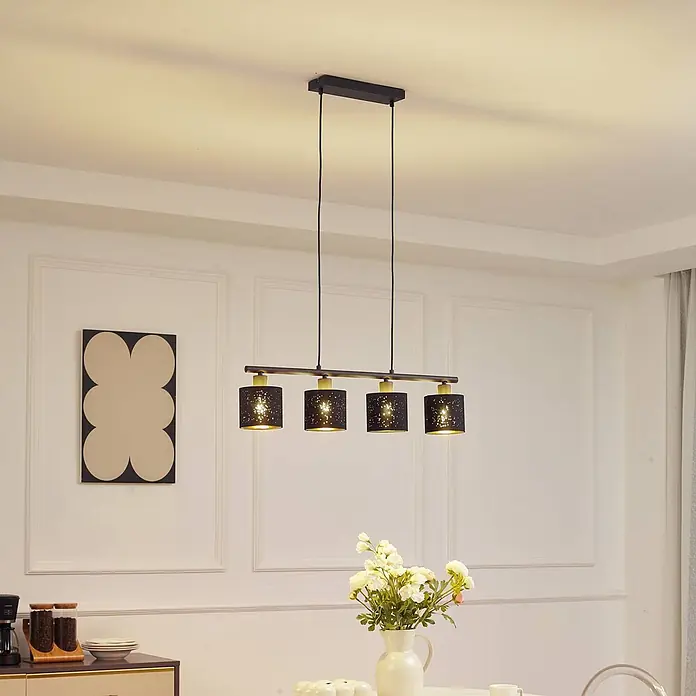 Lindby Pendelleuchte Vasilia - L x B x H: 75 x 12 x 11 cm, schwarz, Schwarz, gold, E14 - Vierflammige Pendelleuchte mit schwarzen, perforierten Schirmen und Messingakzenten, die einen Essbereich beleuchtet.