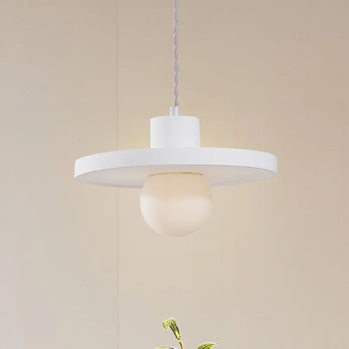 Lindby Pendelleuchte Nielson - weiß / opal, weiß, E27 - Weiße Pendelleuchte mit kreisförmigem Schirm und mattierter Kugel-Diffusor, an einer gedrehten Kordel hängend.
