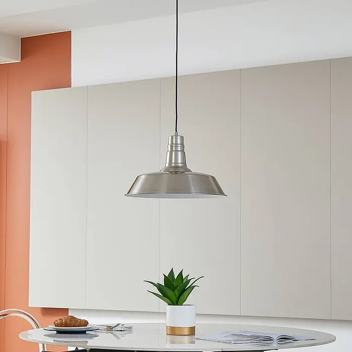 Lindby Pendelleuchte Laylan - alu / grau / zink, nickel, weiß, E27 - Hängende Leuchte aus gebürstetem Silbermetall über einem weißen Tisch mit Pflanze.