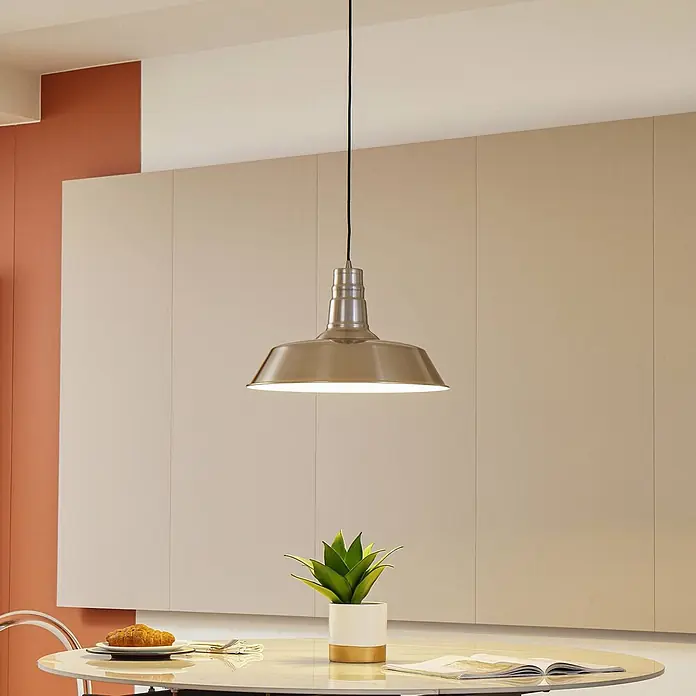Lindby Pendelleuchte Laylan - alu / grau / zink, nickel, weiß, E27 - Pendelleuchte aus gebürstetem Metall hängt über einem Tisch in modernem Ambiente und strahlt warmes Licht aus.