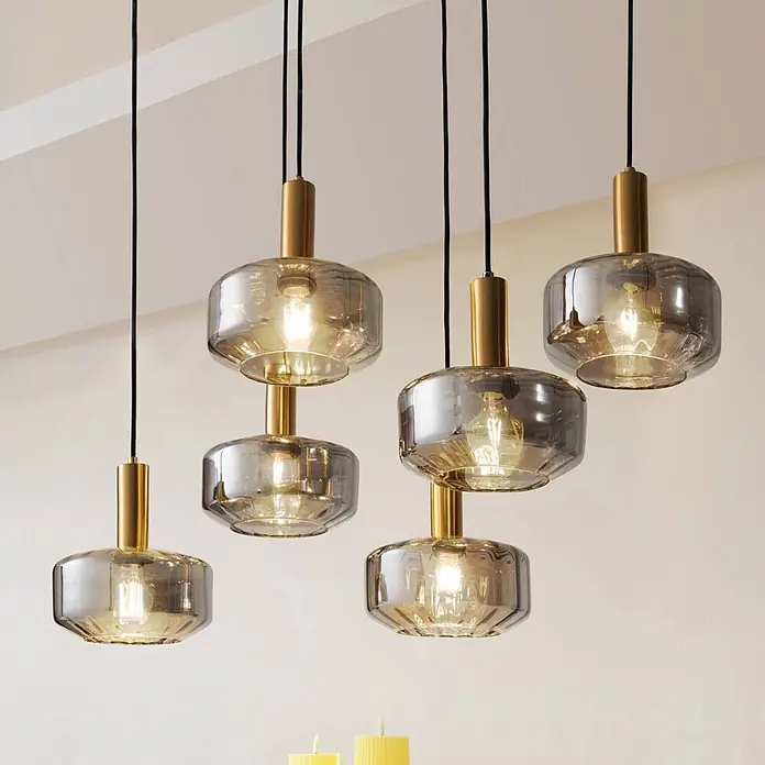 Lindby Pendelleuchte Hildur - alu / grau / zink, rauchgrau, messing, E27 - Moderne Pendelleuchten mit Rauchglas-Schirmen und Messingakzenten, von der Decke hängend und warm leuchtend.