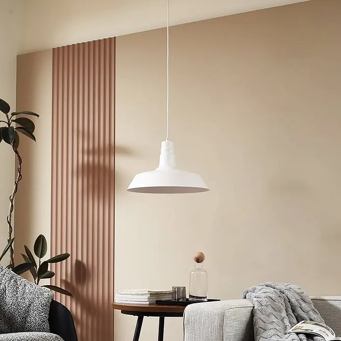 Lindby Pendelleuchte Laylan - L x B x H: 46 x 46 x 10,5 cm, weiß / opal, weiß, E27 - Weiße Metall-Pendelleuchte hängt von der Decke in einem modernen Wohnzimmer, beleuchtet einen Beistelltisch.