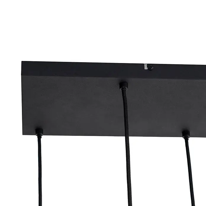 Lindby Pendelleuchte Hildur - alu / grau / zink, rauchgrau, messing, E27 - Schwarze, rechteckige Metall-Deckenplatte für eine Mehrfach-Pendelleuchte, mit schwarzen Textilkabeln und sichtbarer Befestigungsschraube.