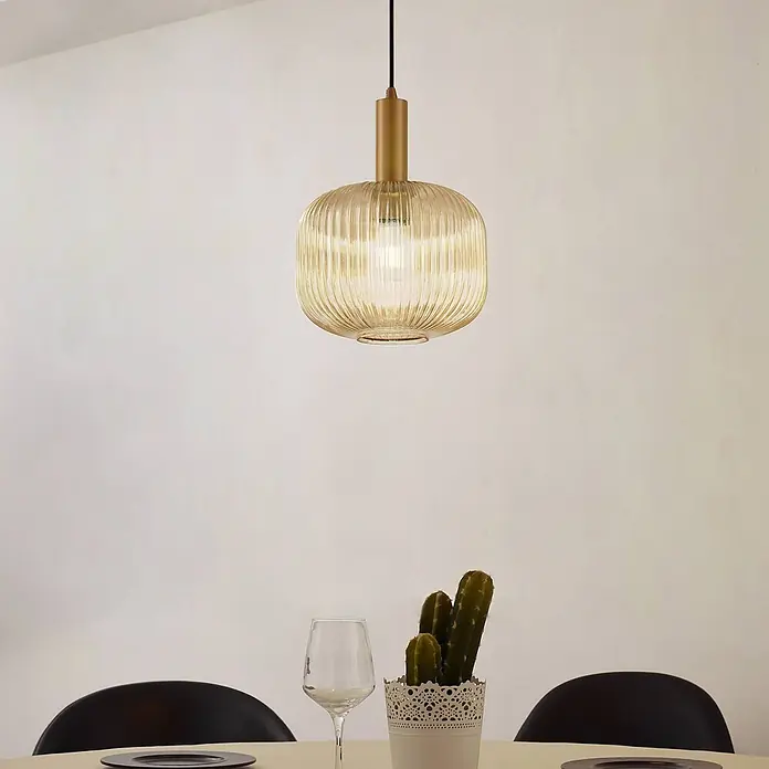 Lindby Pendelleuchte Doroteo - L x B x H: 25 x 25 x 8,5 cm, creme / amber, amber, gold, E27 - Gerippte Pendelleuchte aus bernsteinfarbenem Glas mit goldfarbener Aufhängung, beleuchtet über einem Esstisch.