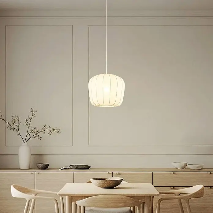 Lindby Pendelleuchte Helin - weiß / opal, weiß, E27 - Beleuchtete weiße, gerippte Pendelleuchte über hellem Esstisch aus Holz.